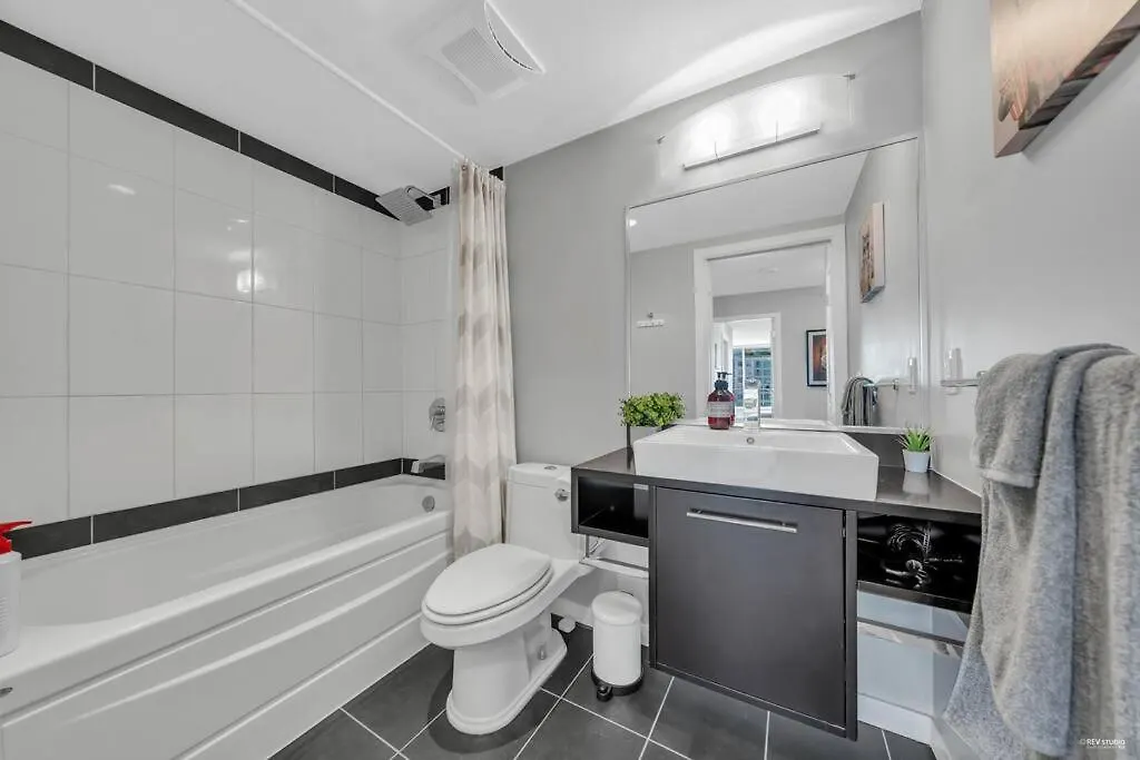 Apartment Spacious Dt 2-Bdr High-Rise With View, Pool, Gym Vancouver Canada