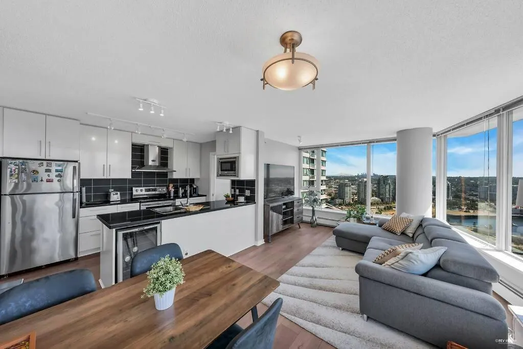 Apartment Spacious Dt 2-Bdr High-Rise With View, Pool, Gym Vancouver