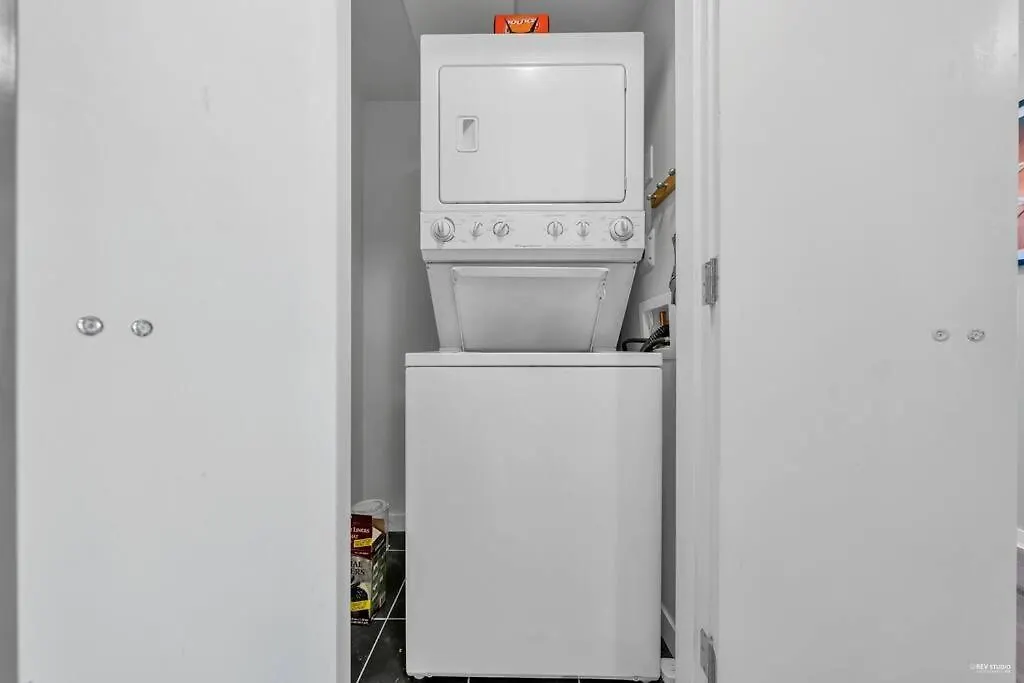 Spacious Dt 2-Bdr High-Rise With View, Pool, Gym Vancouver Apartment
